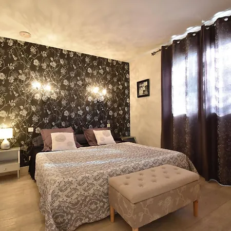 Comfy Near With Private Pool